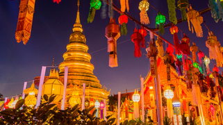 Pagoda de oro y linterna Pagoda de oro y linterna