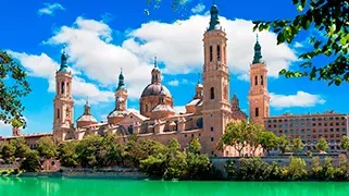 Catedral y Rio Ebro en Zaragoza España Catedral y Rio Ebro en Zaragoza España